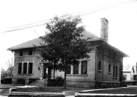 Black-and-white historical photo of Tyler Public Library at the now Carnegie Library building.
